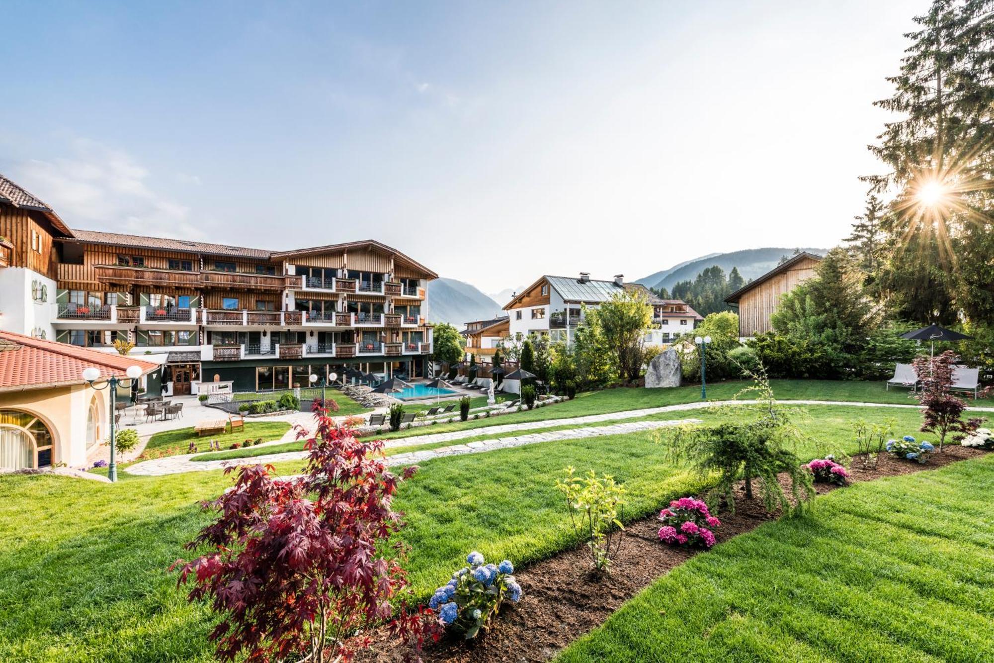 Mirabell Dolomites Hotel - Luxury Ayurveda & Spa Olang Екстериор снимка